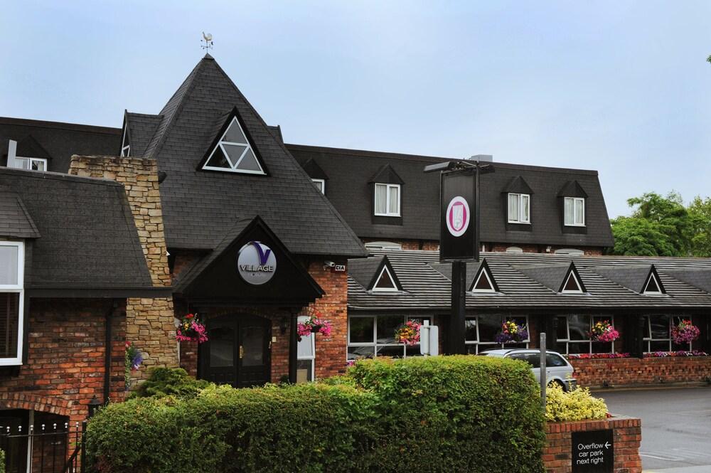 Village Hotel Manchester Hyde Buitenkant foto