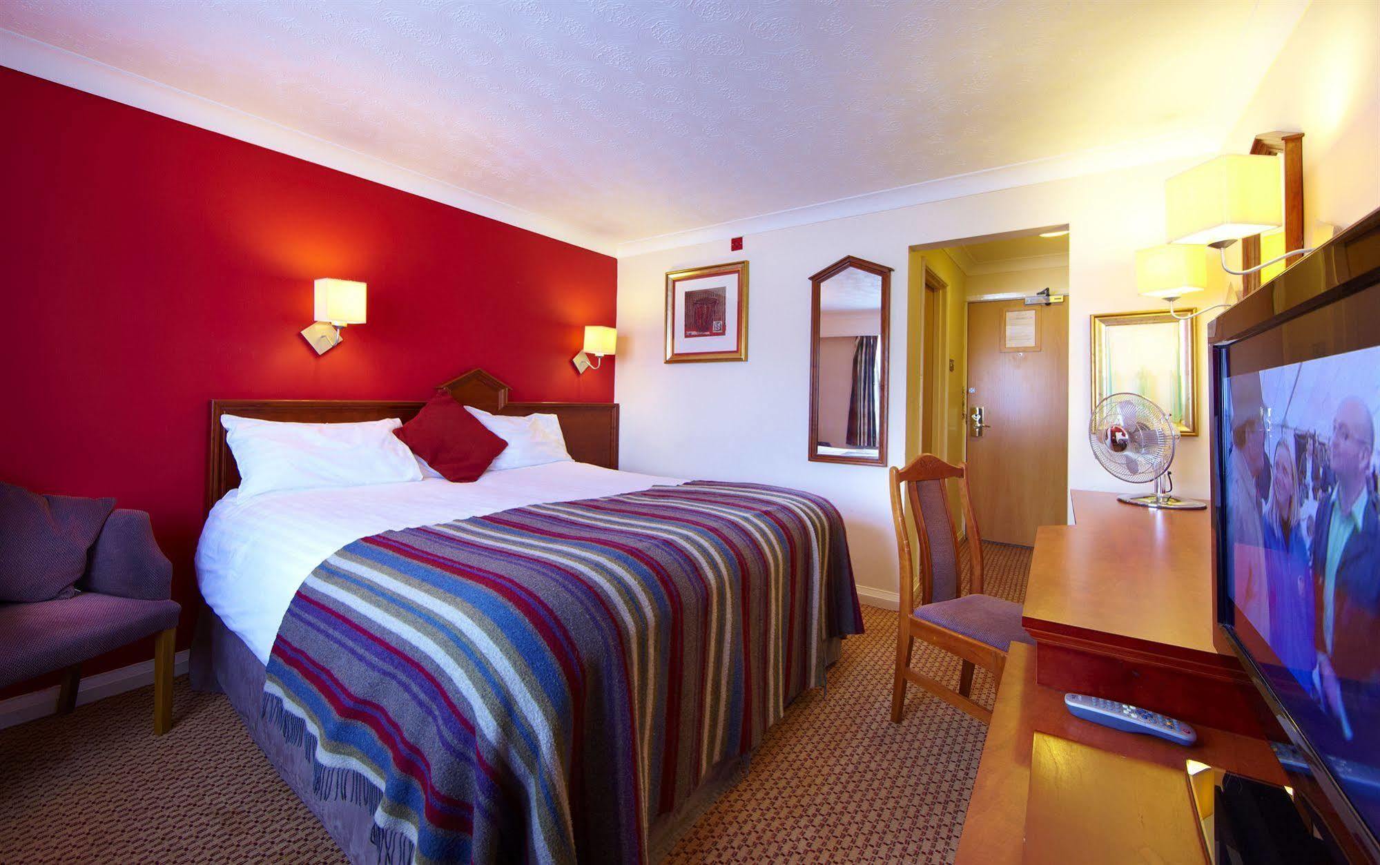 Village Hotel Manchester Hyde Buitenkant foto